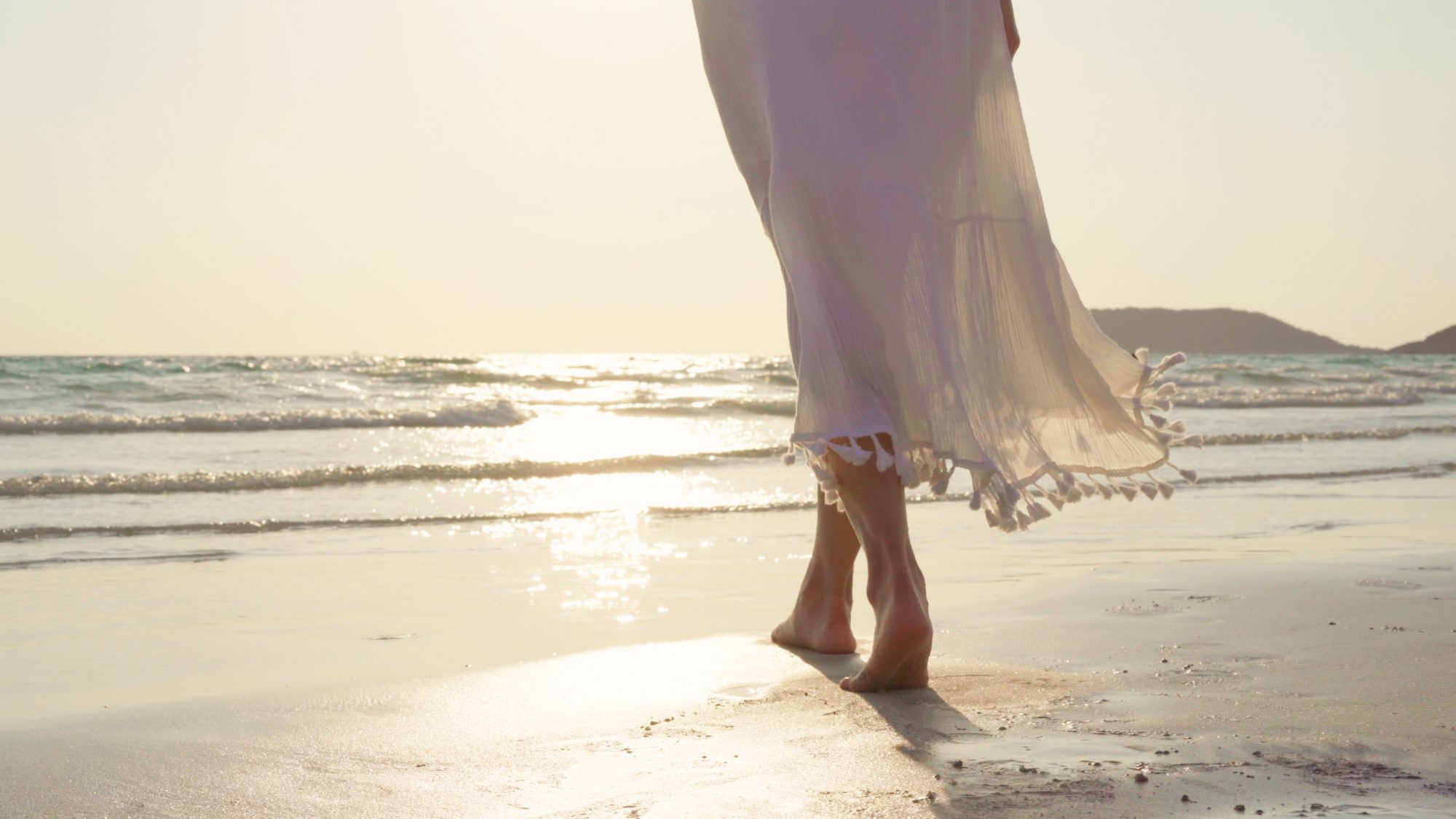 Mujer caminando en la playa